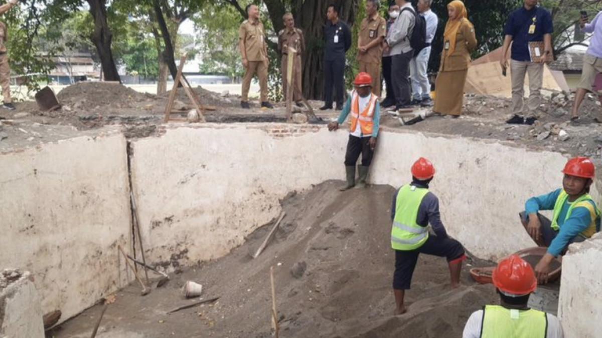 Gua Swara di Kompleks Kolam Segaran Taman Sriwedari, Solo, Jawa Tengah sedang direnovasi pada Senin (8/9/2025).