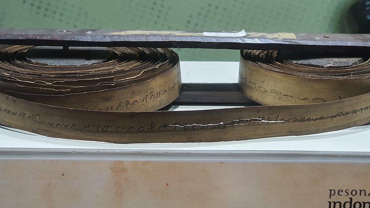 Gulungan Lontara yang bentuknya menyerupai alat perekam pita. Koleksi Museum La Galigo, Makassar.