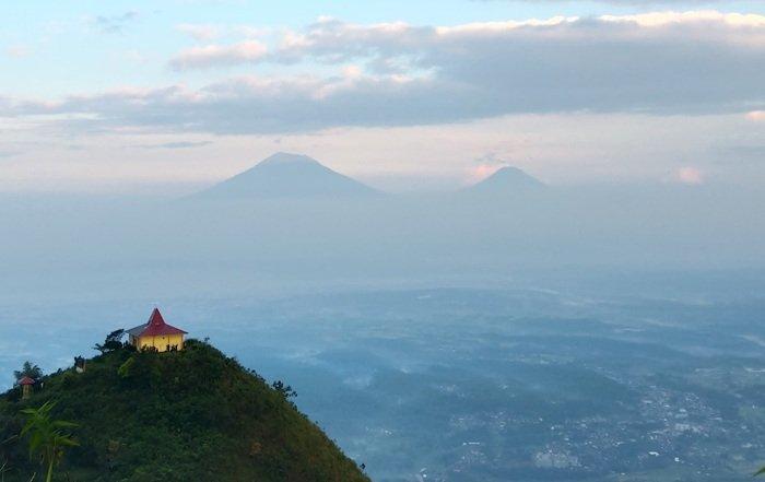 PENDAKIAN GUNUNG ANDONG - Pemandangan menawan yang tersaji di jalur pendakian Gunung Andong via Pendem, Senin (12/5/2025).