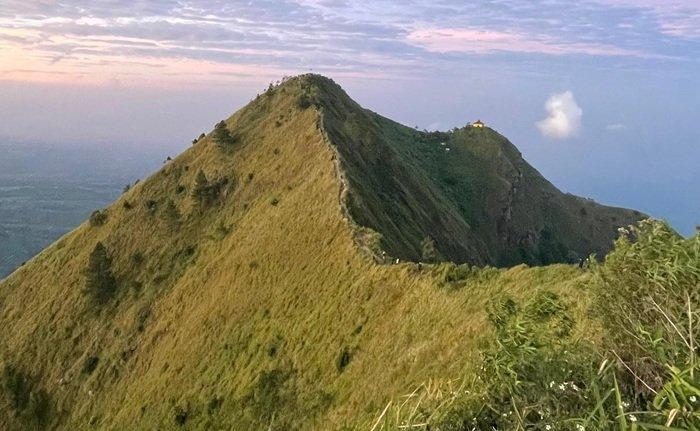 PENDAKIAN GUNUNG ANDONG - Pemandangan menawan yang tersaji di jalur pendakian Gunung Andong via Pendem.