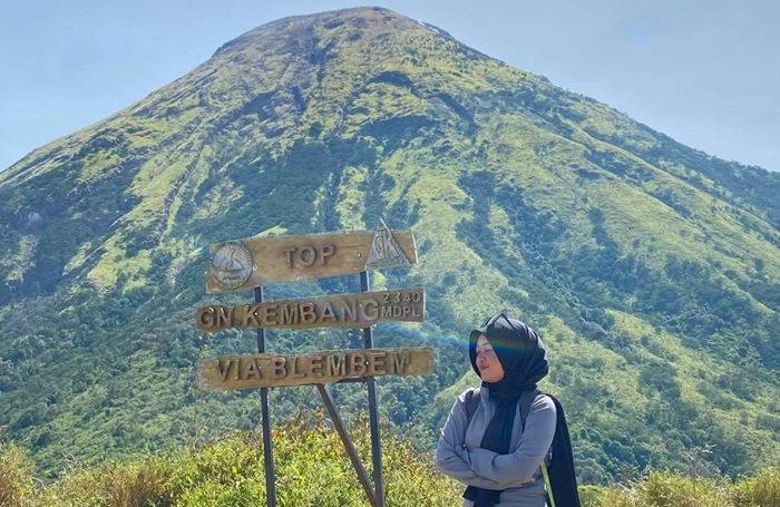 PENDAKIAN GUNUNG KEMBANG - Pemandangan yang terlihat di Gunung Kembang (2.340 mdpl), Wonosobo, Jawa Tengah. Traveler yang ingin mendaki Gunung Kembang, cek itinerary dengan bujet Rp 270 ribuan berikut.