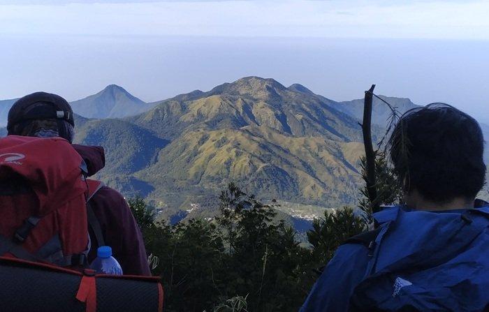 PENDAKIAN GUNUNG LAWU - Panorama menawan yang terlihat dari jalur pendakian Gunung Lawu.