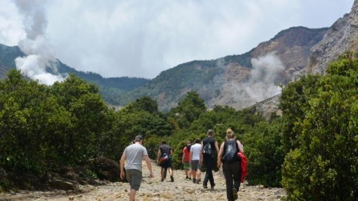WISATA GARUT - Para wisatawan mendaki Gunung Papandayan. Gunung Papandayan bisa menjadi pilihan ideal bagi para pendaki pemula.