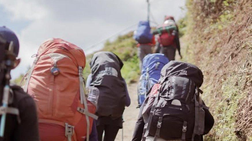 Pendaki melewati ladang warga dalam perjalanan dari basecamp menuju Pos 1 pendakian Gunung Prau via Kalilembu.