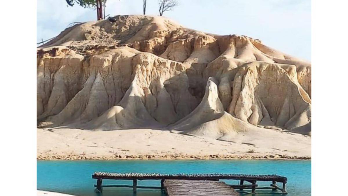 Pemandangan wisata di kawasan Gurun Pasir, Bintan, Riau