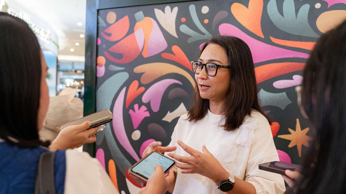 Head of Marketing & E-Commerce The Body Shop Indonesia, Chrisensia Nimas sedang memberikan penjelasan