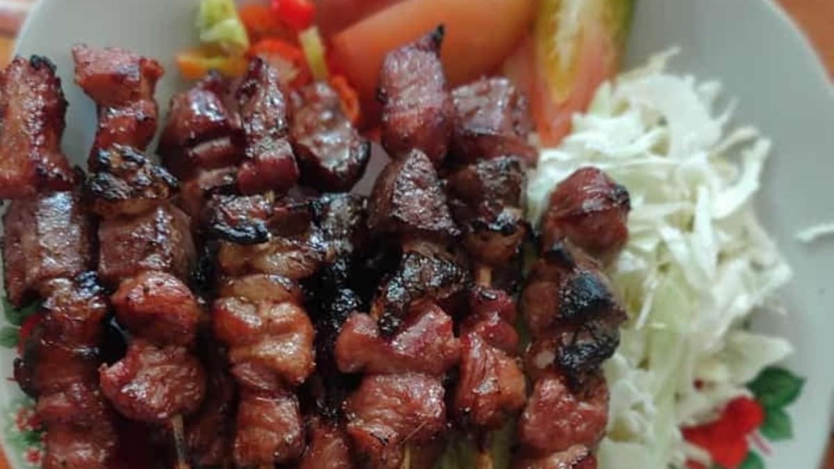 KULINER SOLO - Menu sate kambing di warung Sate Kambing Mas HJT Solo, Jawa Tengah, Rabu (14/1/2026). Sate Kambing Mas HJT memiliki lokasi strategis sebab dekat Stasiun Solo Balapan.