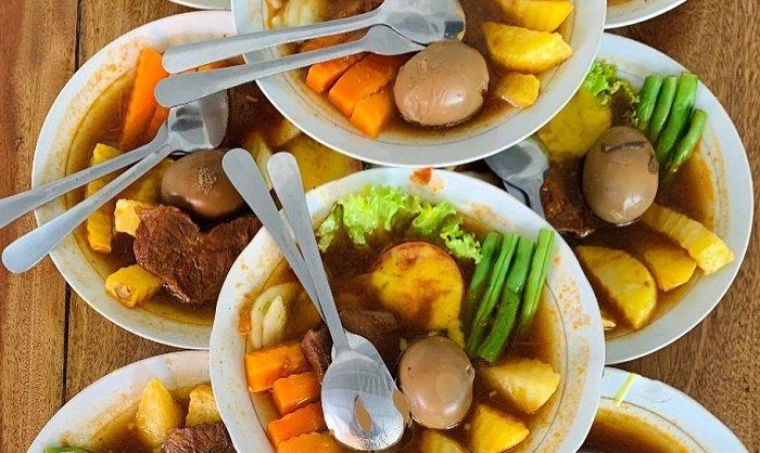 Selat Solo Tenda Biru, rekomendasi tempat sarapan enak di Solo yang wajib dicoba. Cita rasa selat yang disajikan memang begitu nikmat, bikin siapa pun yang mencobanya ketagihan.