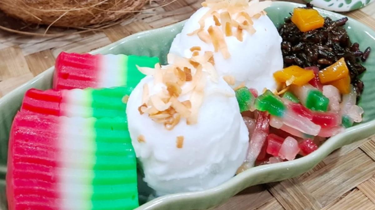 Hidangan es krim kopyor di gerai Zangrandi Ice Cream Yos Sudarso Surabaya, Jawa Timur.