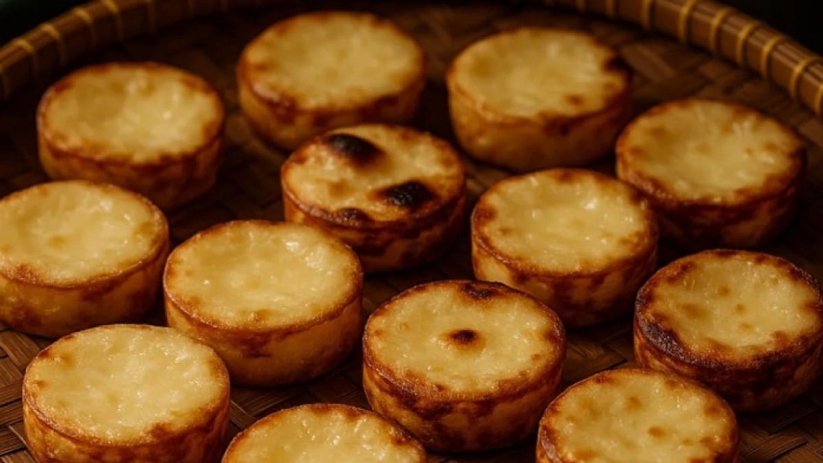 Hidangan kue lumpur bakar di gerai Lumpur Bakar Shekinah Solo, Jawa Tengah.