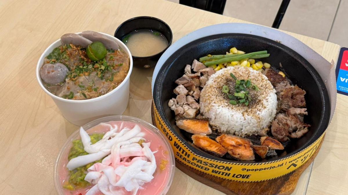 Hidangan lezat di Hawker Street Pluit Village ini menggoda selera dengan pilihan nasi hotplate, bakso, dan es campur yang menyegarkan.