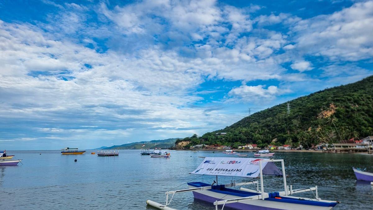 Perairan Botubarani, lokasi wisata hiu paus di Gorontalo.