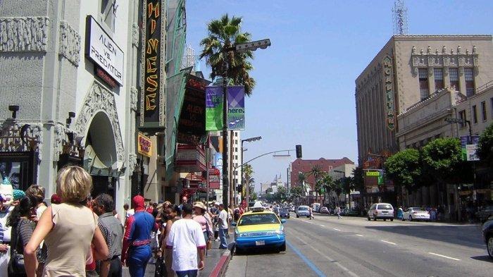 Hollywood Boulevard, tempat wisata populer di Los Angeles.
