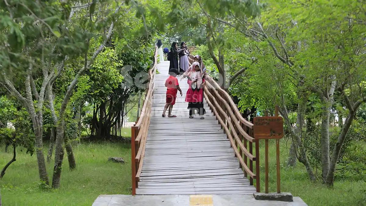 Hutan Kota BNI, satu tempat wisata kids friendly di Banda Aceh buat liburan akhir pekan bareng keluarga.