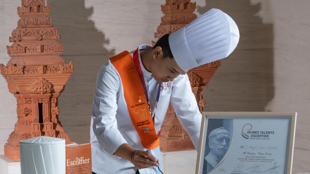 I Wayan Nara Iswara menjadi sorotan dengan prestasinya di Young Talents Escoffier Asia Pacific 2025.