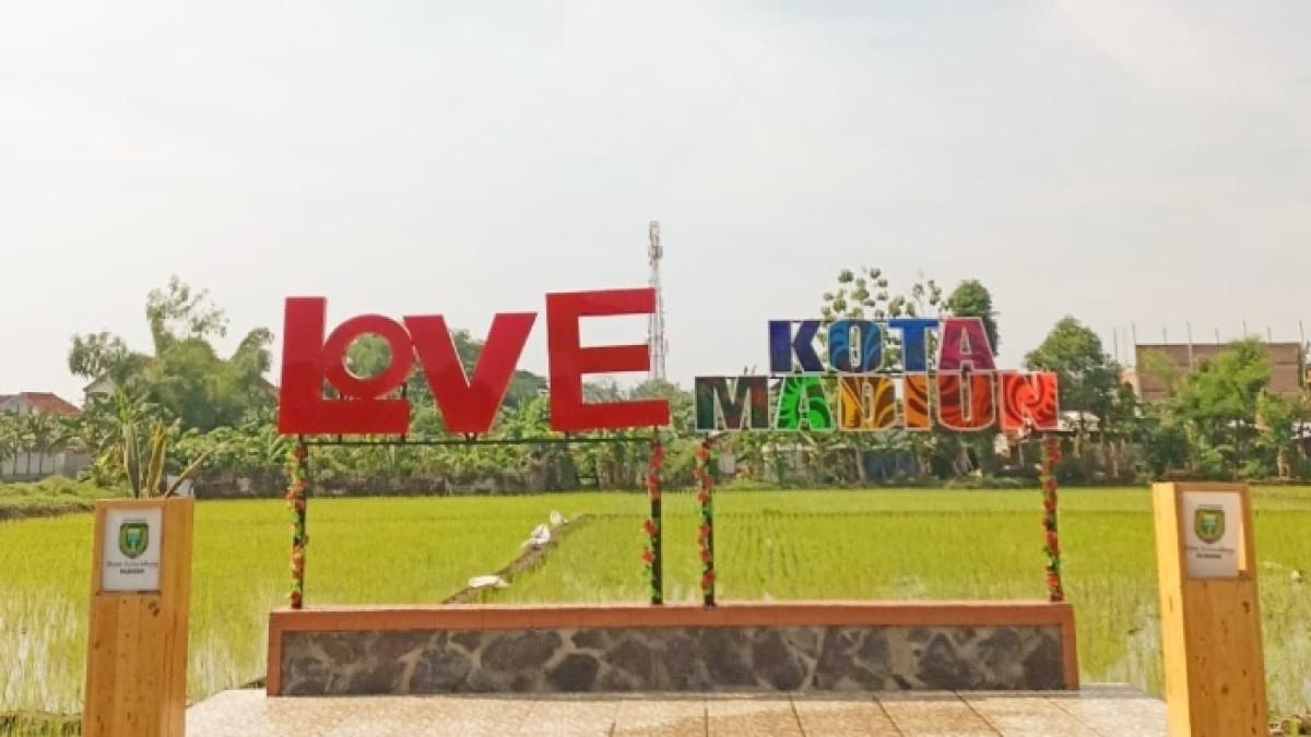 Ikon foto instagramable di wisata Bumi Semendung Madiun, Jawa Timur.