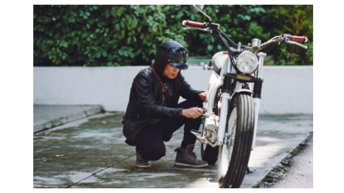 Ilustrasi Cek Kondisi Motor Sebelum Traveling.