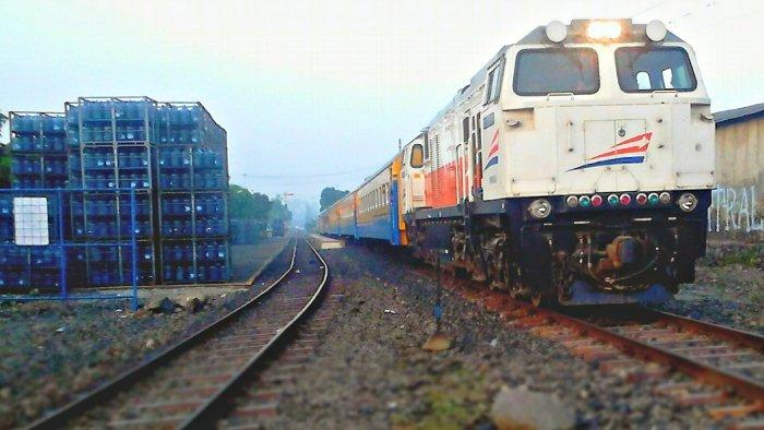 Ilustrasi Kereta Api Pangrango tujuan Sukabumi, Jawa Barat.