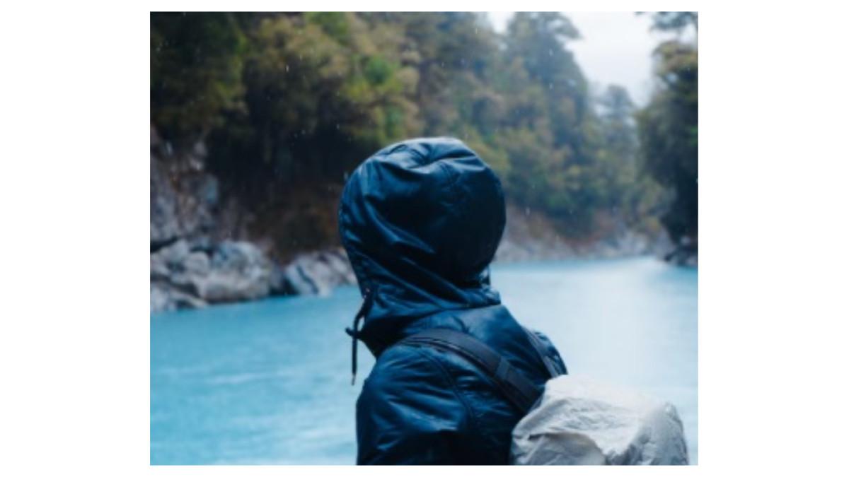 Ilustrasi Tips Liburan saat Musim Hujan