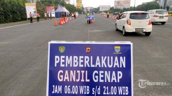 Ilustrasi Pemberlakuan ganjil genap - Petugas melakukan penyekatan pemberlakuan ganjil genap