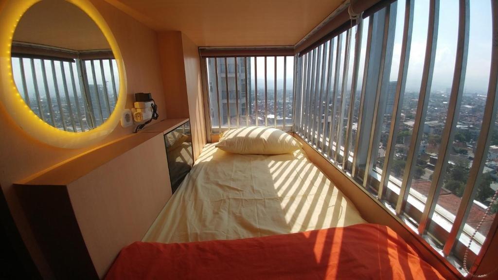 Ilustrasi penampakan kamar INAP at Capsule Hostel yang cocok untuk solo traveling