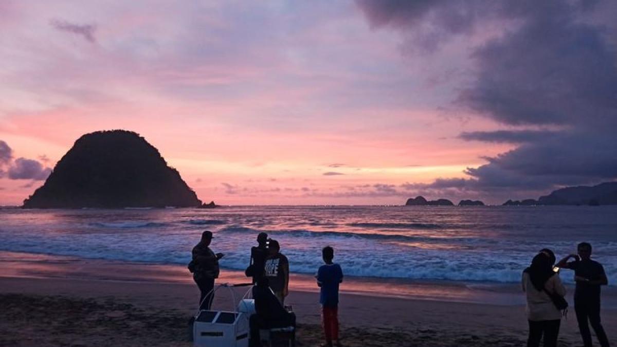 Ilustrasi Pulau Merah, Banyuwangi dengan Pemandangan Sunset yang Indah