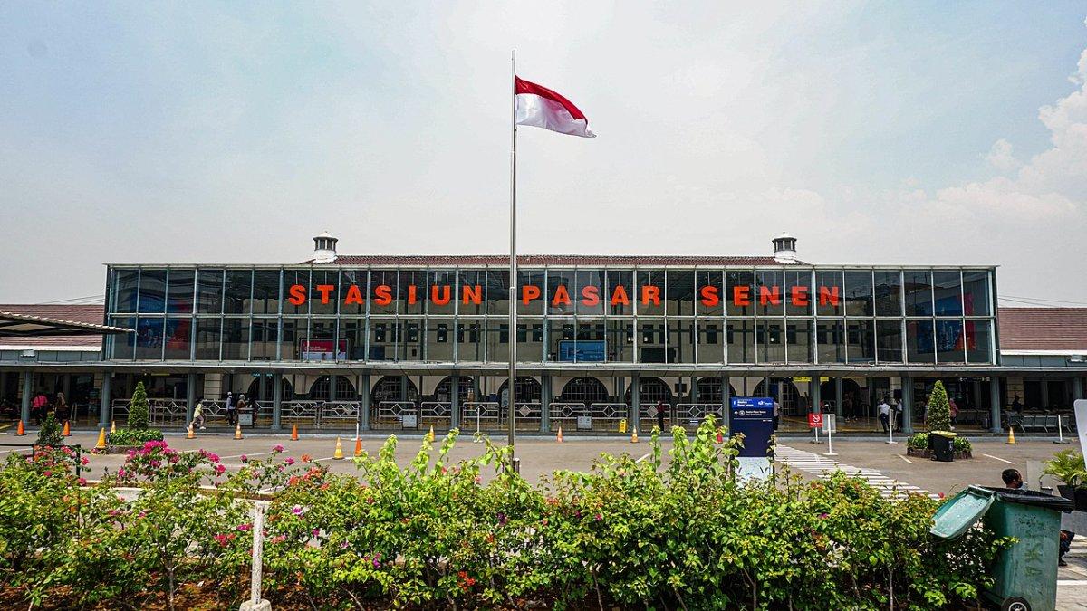 Stasiun Pasar Senen di Jakarta. Kamu yang mencari tiket kereta KA Matarmaja Malang-Jakarta untuk keberangkatan November 2025 ada penawaran kelas ekonomi Rp 350.000.