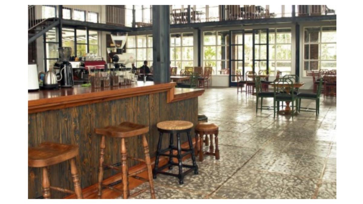 Ilustrasi Menikmati Sajian Makanan dan Nongkrong Teak Tree Eatery & Living Salatiga.