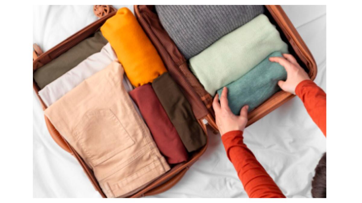 Ilustrasi Teknik Menggulung Pakaian saat Packing.