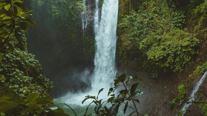 Ilustrasi air terjun.