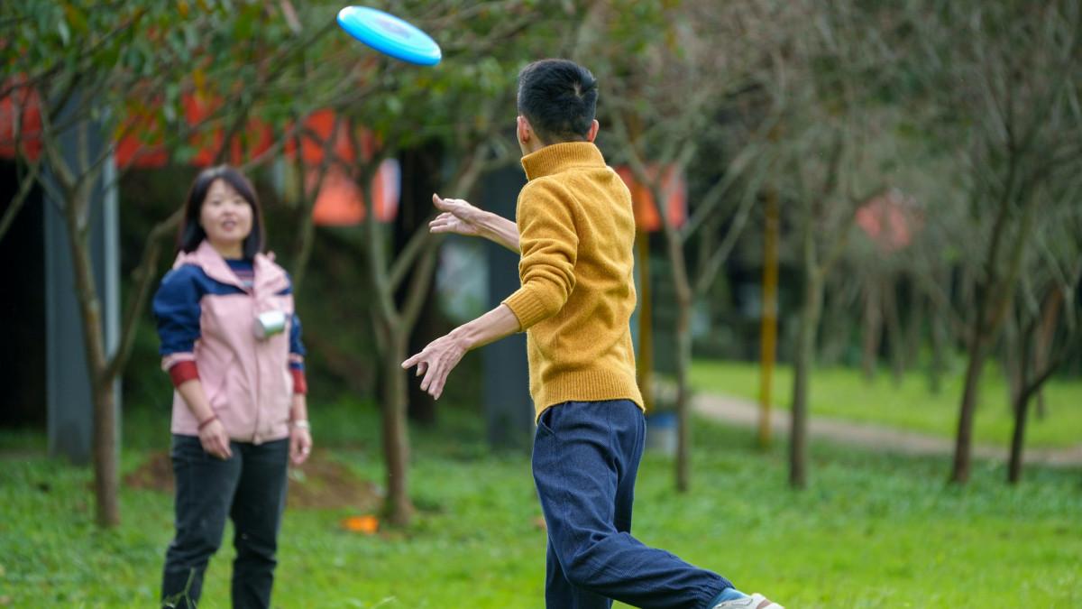 Ilustrasi anak-anak yang sedang bermain di taman