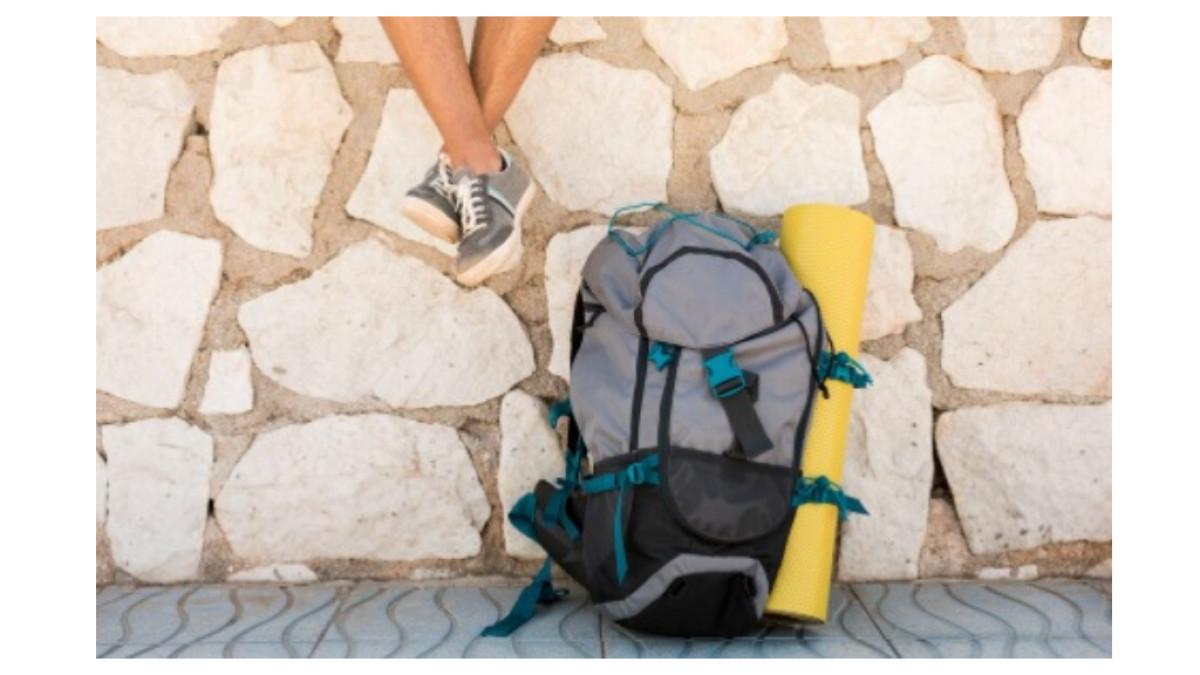 Ilustrasi barang bawaan solo traveling.