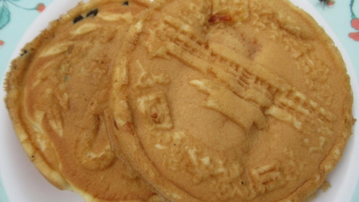 Ilustrasi coin pancake viral dengan keju mozarella di dalamnya.