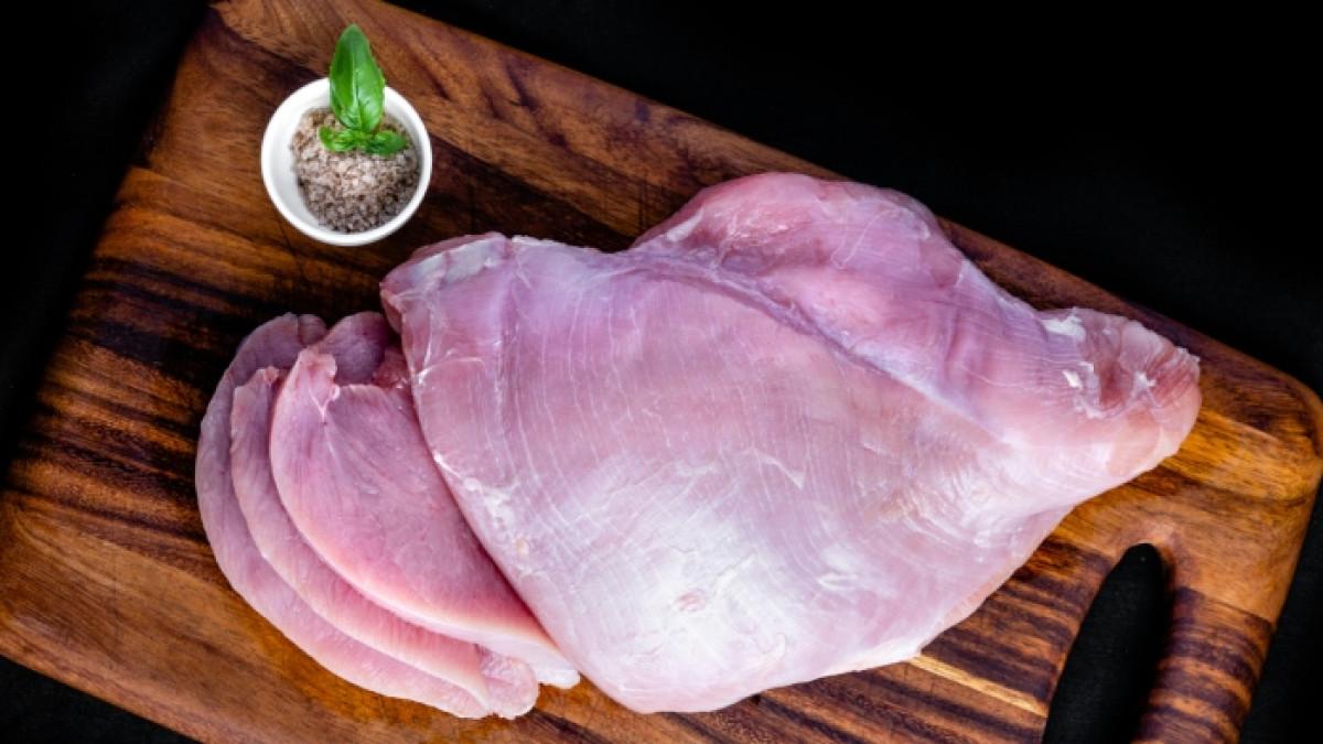 Ilustrasi daging ayam fillet. Daging ayam bisa digunakan sebagai bahan utama dalam membuat bakso ayam wortel untuk hidangan saat musim hujan.