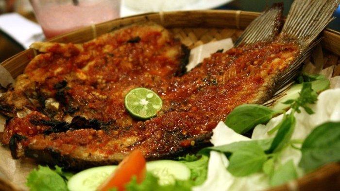 Sedapnya Ikan Bakar Cobek Honje, Menu Favorit di Lesehan Agus Kucir Pangandaran yang Lagi Hits