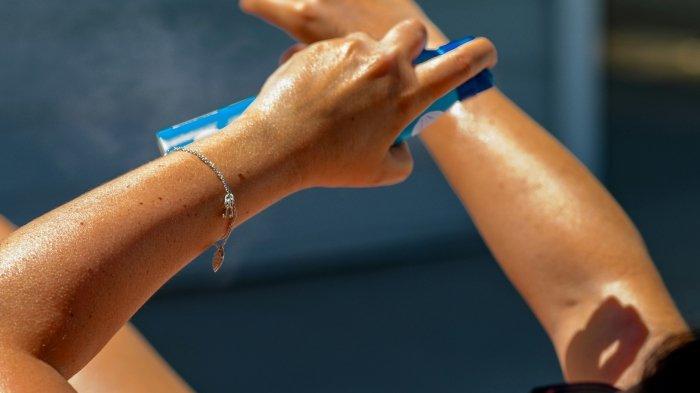 Ilustrasi menggunakan sunscreen atau tabir surya.