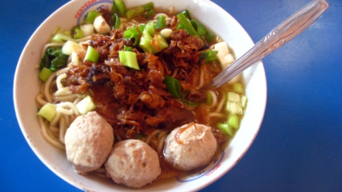 Ilustrasi mi ayam bakso yang cocok untuk menu makan malam.