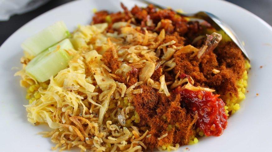 Ilustrasi nasi kuning buat menu makan malam enak di Bogor, Jawa Barat.