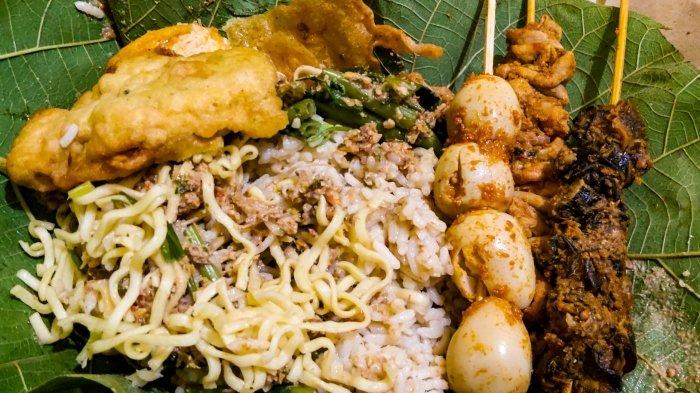 Ilustrasi nasi pecel dengan tambahan lauk sate ati ampela, usus, dan telur puyuh.