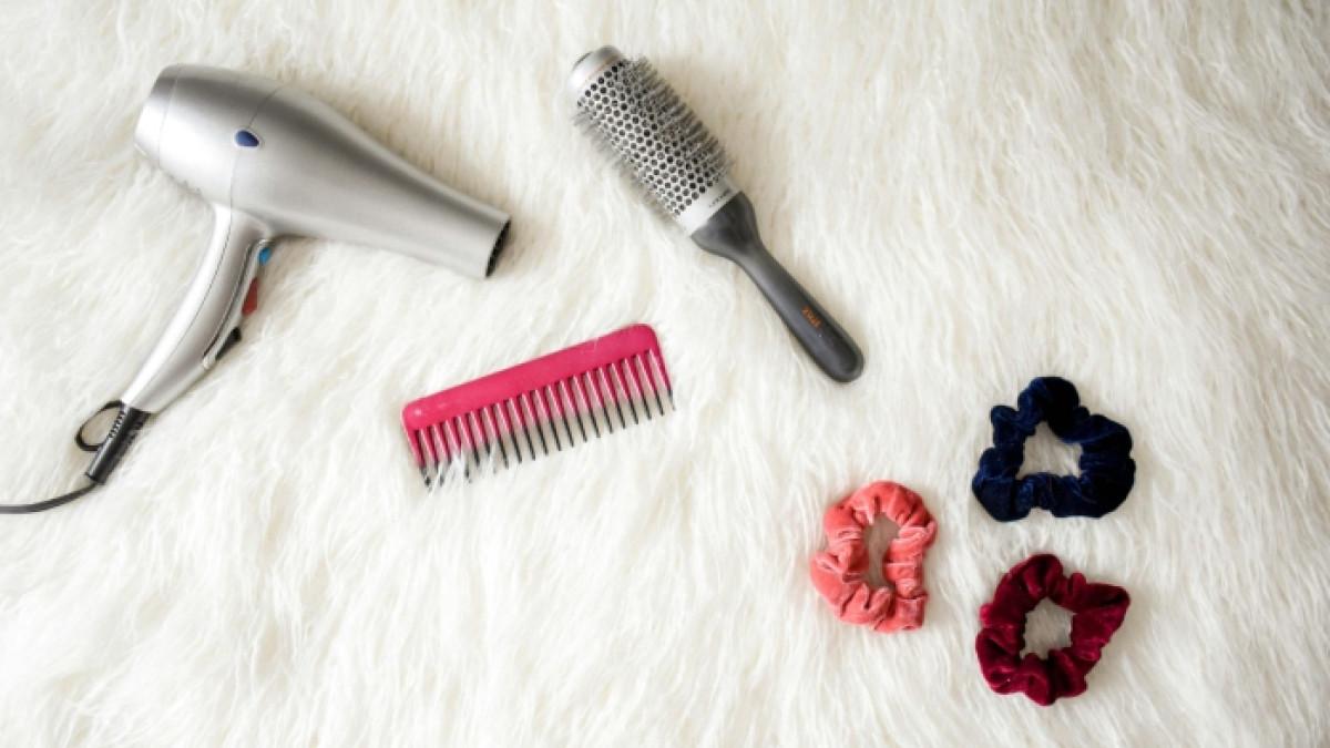 Ilustrasi pengering rambut atau hairdryer.