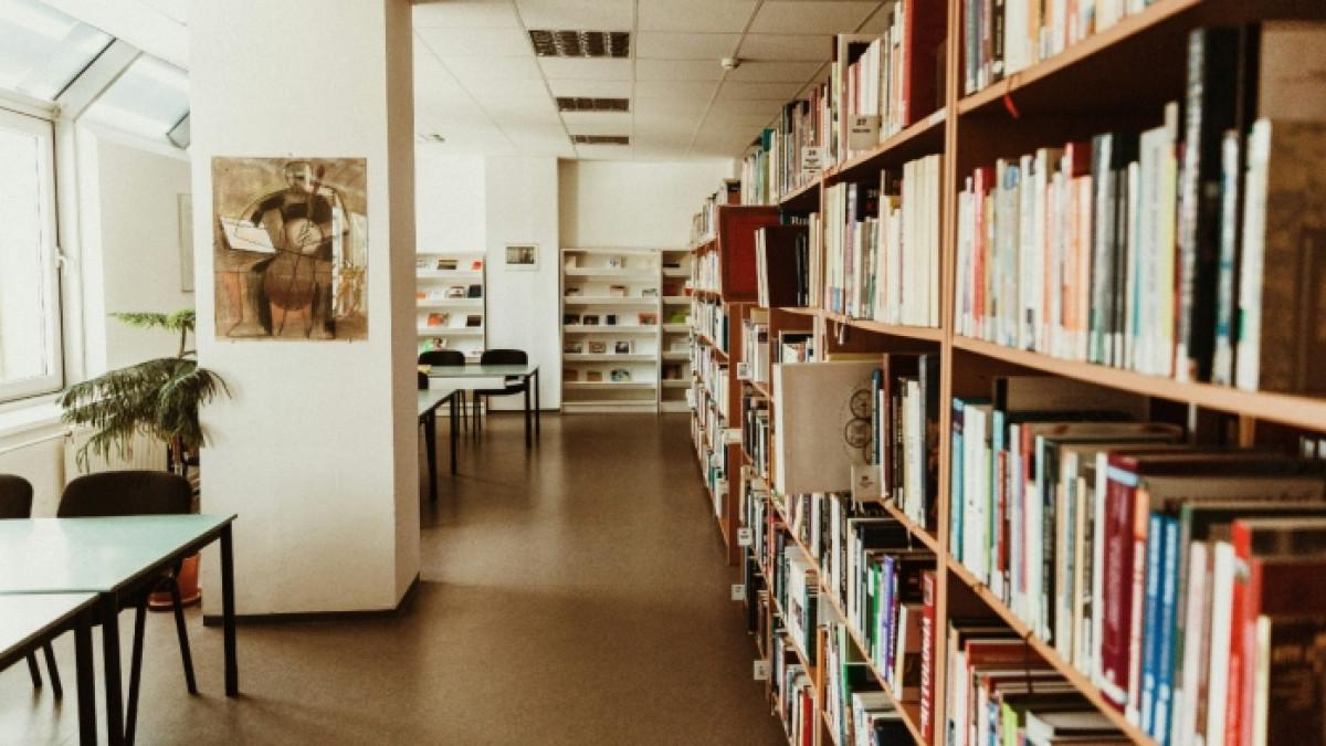 Ilustrasi perpustakaan yang dilengkapi dengan ruang baca.
