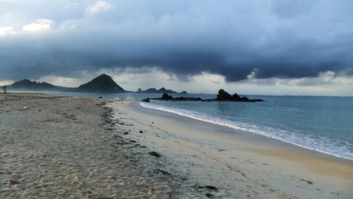 Ilustrasi pesona Pantai Kuta Mandalika di Lombok Tengah, Nusa Tenggara Barat (NTB) yang populer.