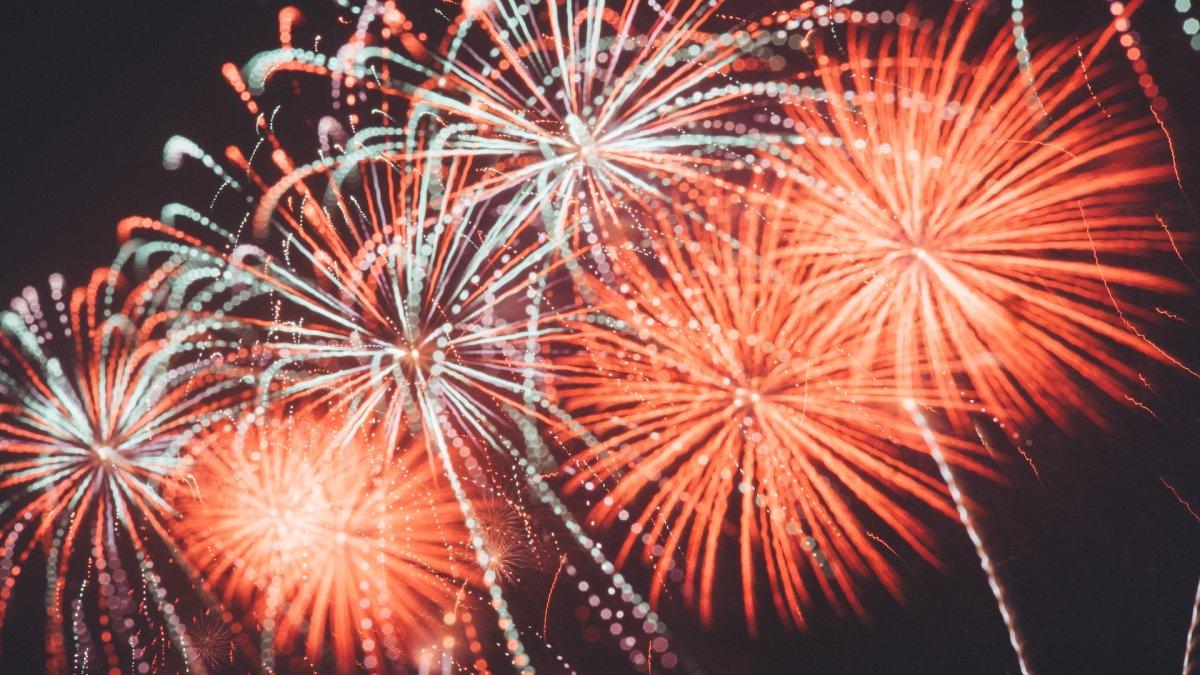 Ilustrasi pesta kembang api saat pergantian tahun.
