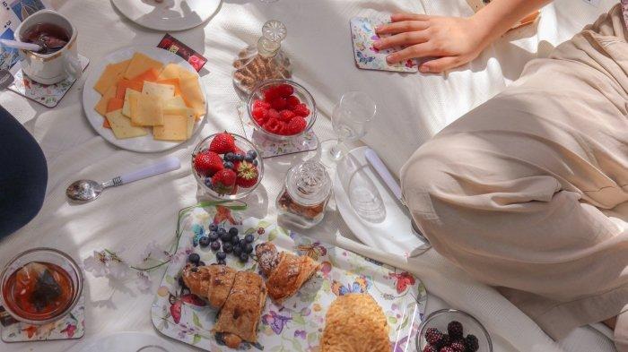 Kelakuan Emak-emak Piknik Dalam Mal, Gelar Tikar dan Makan sambil Lesehan di Bawah Tangga