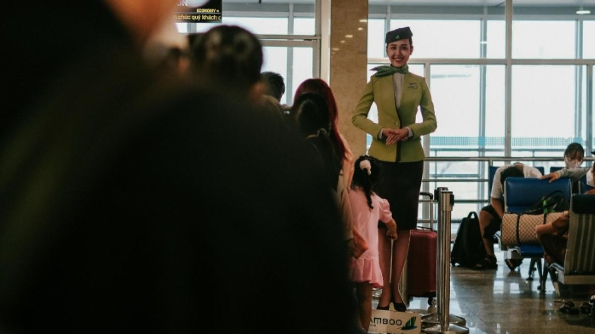 Ilustrasi pramugari di bandara.