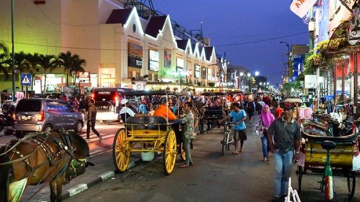 Ilustrasi suasana Malioboro di Jogja saat malam hari.