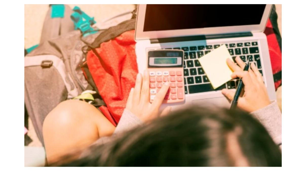 Ilustrasi tips solo traveling membuat itinerary dan anggaran