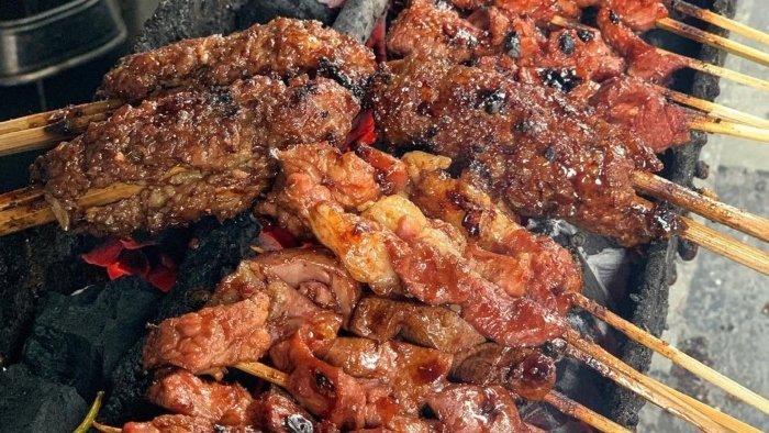 KULINER SOLO - Proses pembakaran di Sate Kambing Pak H. Kasdi Solo, Jawa Tengah yang lokasinya dekat Stasiun Solo Balapan, Rabu (14/1/2026).