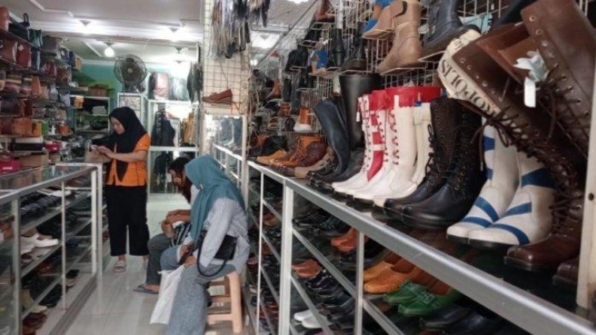 Industri Kulit Di Kota Magetan, tersedia aneka produk kerajinan kulit sebagai oleh oleh dengan harga yang terjangkau.