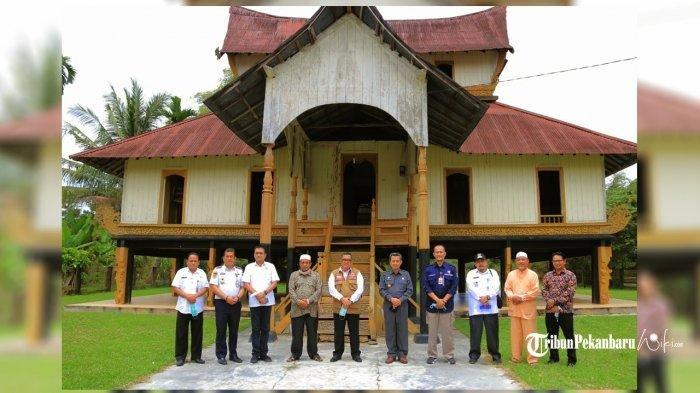 Istana Raja Kerajaan Rokan, satu tempat wisata terbaik di Rokan Hulu Riau untuk liburan akhir pekan.